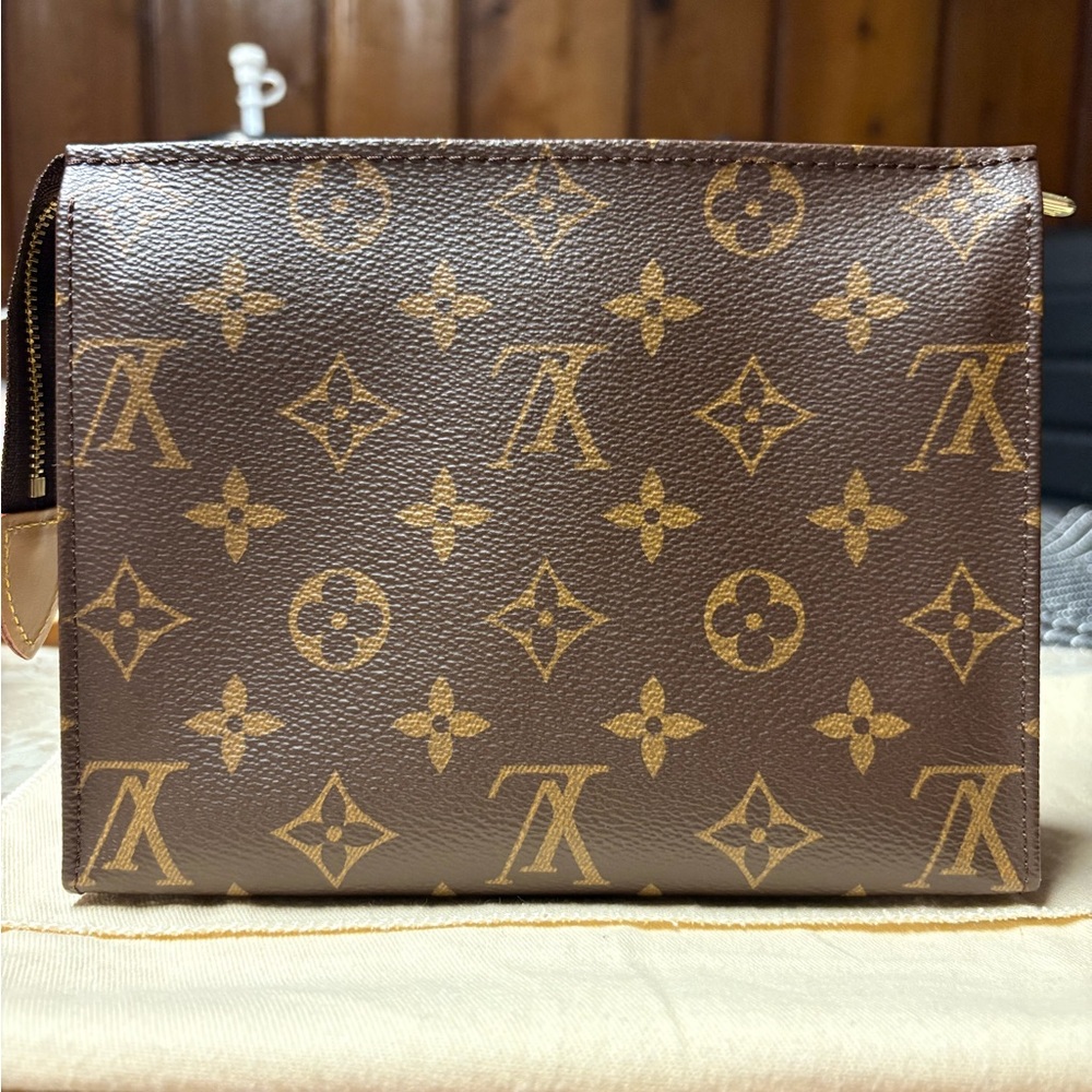 discontinued LV toiletry 19 pouch - Picture 3 of 15